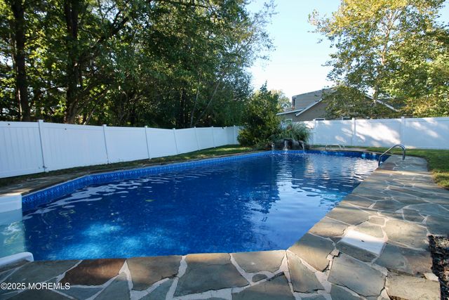 1 Kings Mountain Road, Freehold, NJ 07728