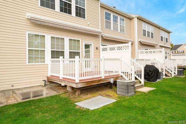 21 Virginia Pine Lane 21, Bay Shore, NY 11706