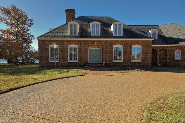 4 Cedar Point DR, Hampton, VA 23669