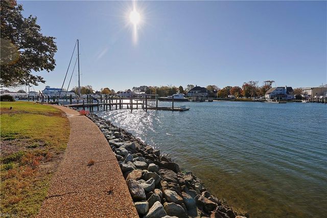 4 Cedar Point DR, Hampton, VA 23669