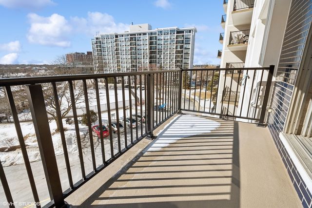 8801 W Golf Road 5B, Niles, IL 60714