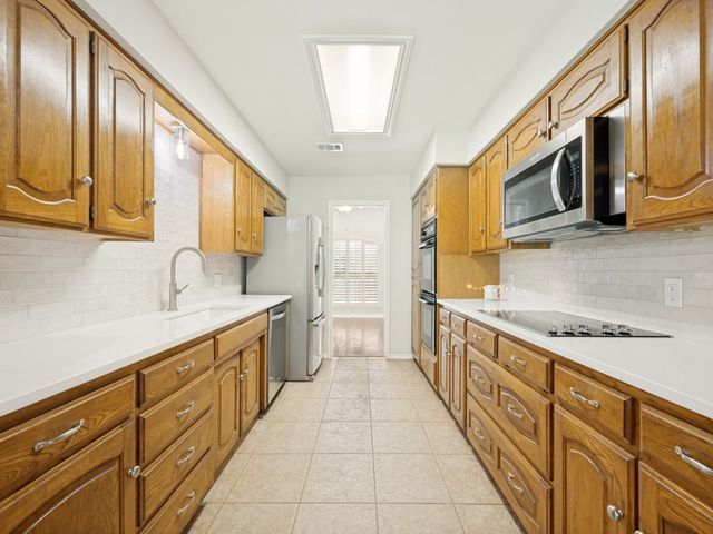 437 Heneretta Drive, Hurst, TX 76054