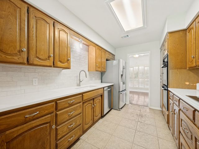 437 Heneretta Drive, Hurst, TX 76054
