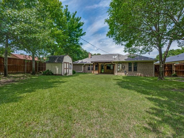 437 Heneretta Drive, Hurst, TX 76054