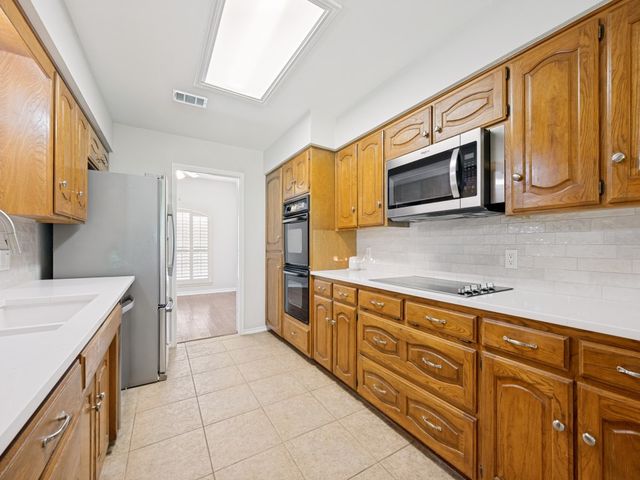 437 Heneretta Drive, Hurst, TX 76054