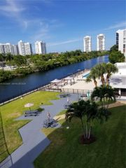3401 N Country Club Dr 211, Aventura, FL 33180