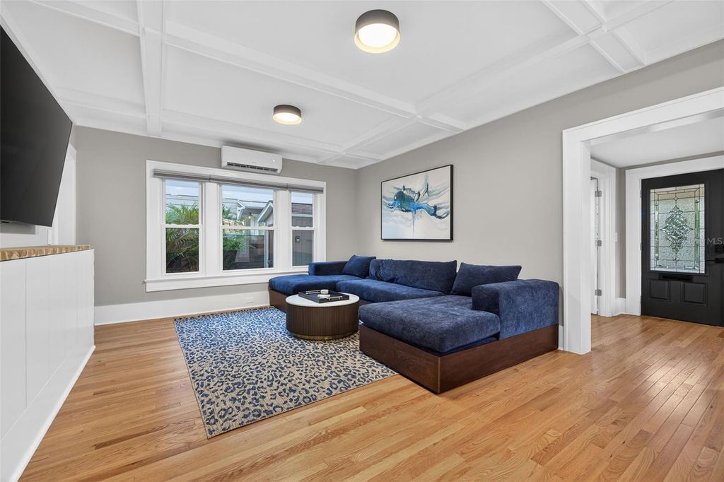 Image 12 of property listing at 534 1ST STREET N, St Petersburg, FL 33701