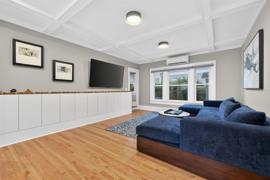 Image 13 of property listing at 534 1ST STREET N, St Petersburg, FL 33701