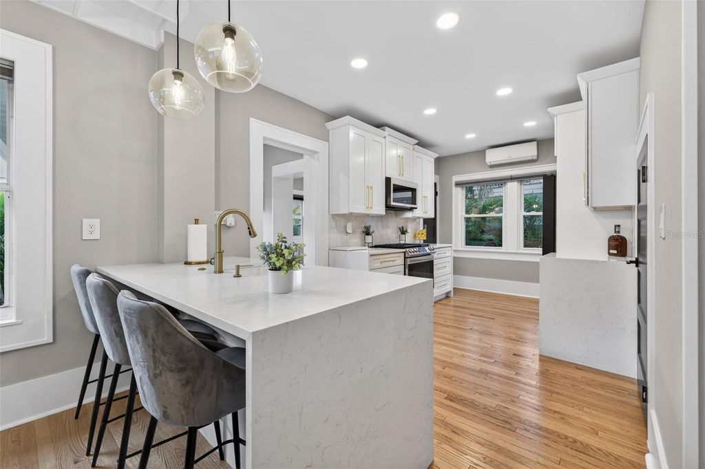 Image 17 of property listing at 534 1ST STREET N, St Petersburg, FL 33701