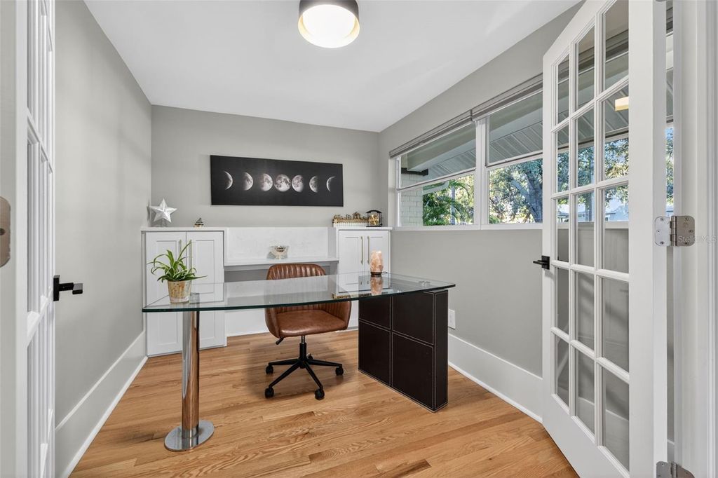 Image 6 of property listing at 534 1ST STREET N, St Petersburg, FL 33701