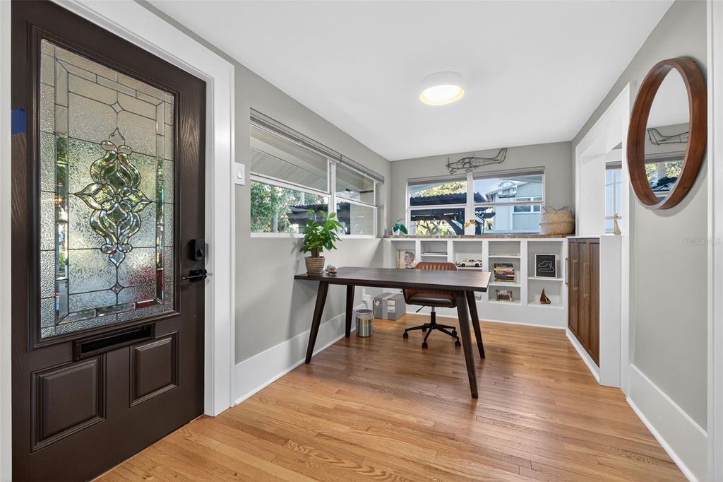 Image 7 of property listing at 534 1ST STREET N, St Petersburg, FL 33701