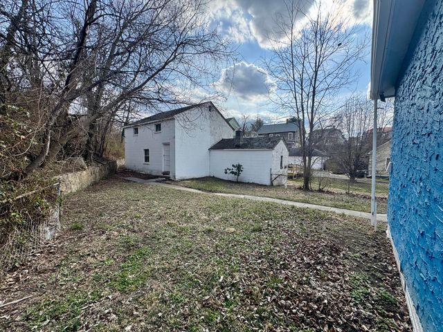 E 319 Hazel ST, Covington, VA 24426