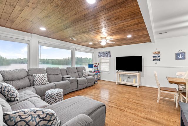 1193 Rebel LN, Goodview, VA 24095