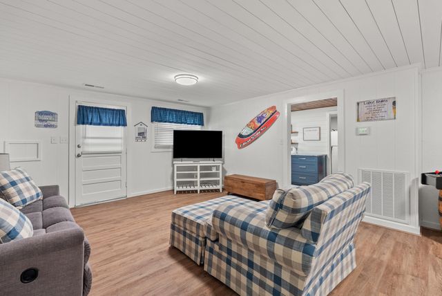 1193 Rebel LN, Goodview, VA 24095