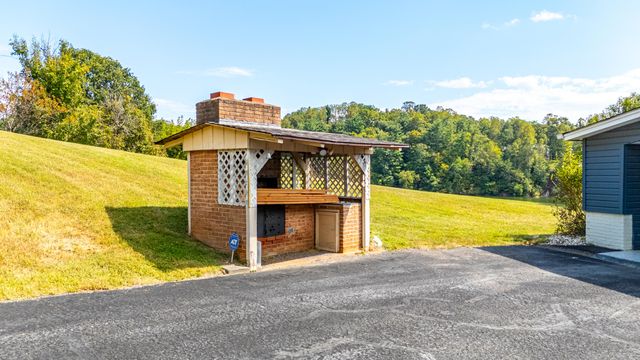 1193 Rebel LN, Goodview, VA 24095