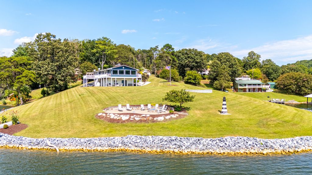 1193 Rebel LN, Goodview, VA 24095