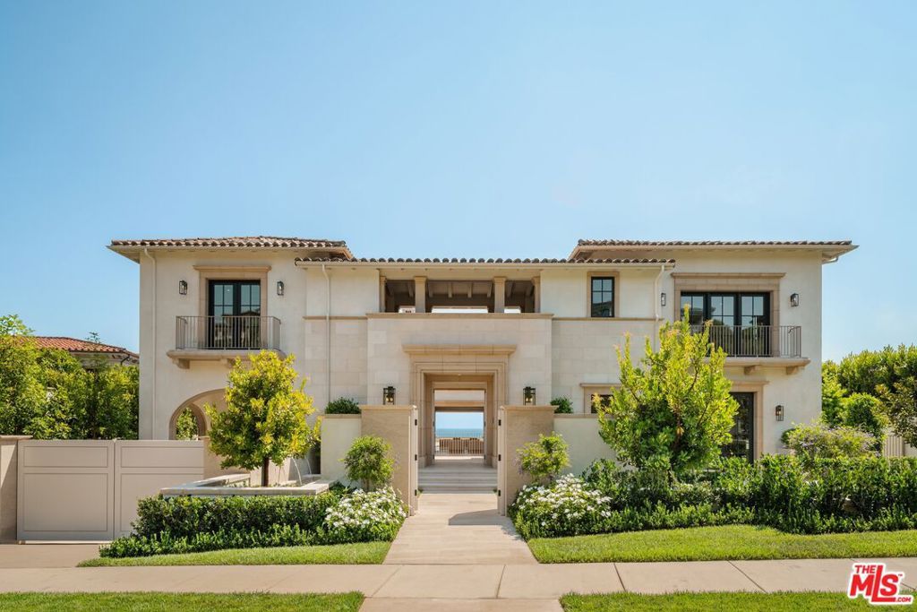 Image 1 of property listing at 18 Swimmers Point, Newport Coast, CA 92657