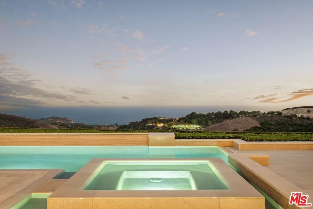 Image 10 of property listing at 18 Swimmers Point, Newport Coast, CA 92657