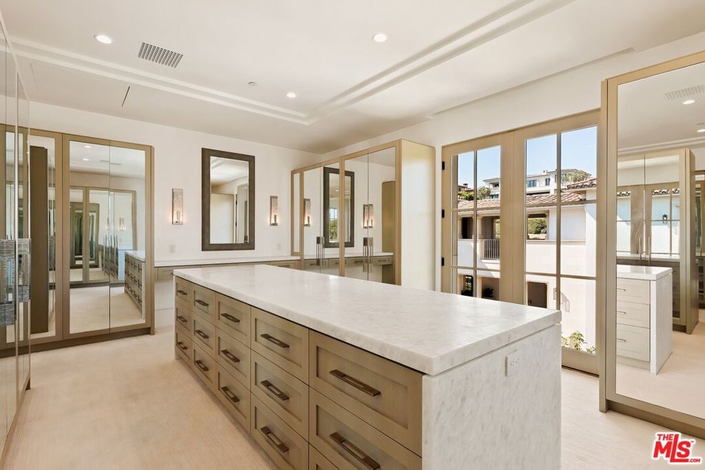 Image 8 of property listing at 18 Swimmers Point, Newport Coast, CA 92657