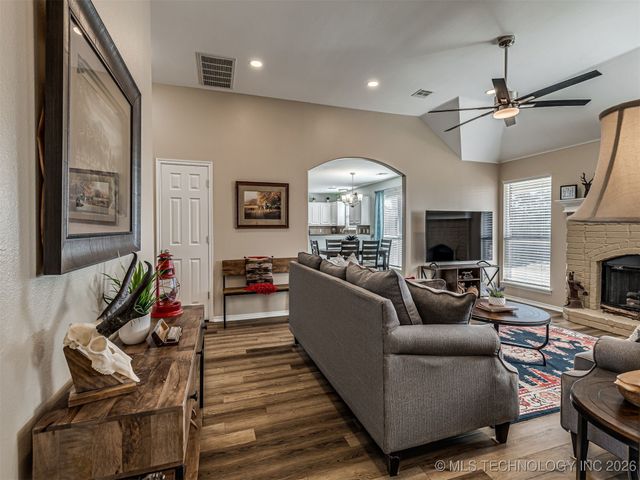 1006 E 146th Street S, Glenpool, OK 74033