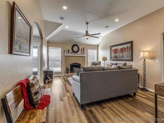 1006 E 146th Street S, Glenpool, OK 74033