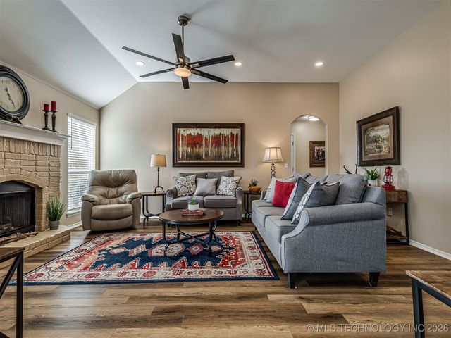 1006 E 146th Street S, Glenpool, OK 74033