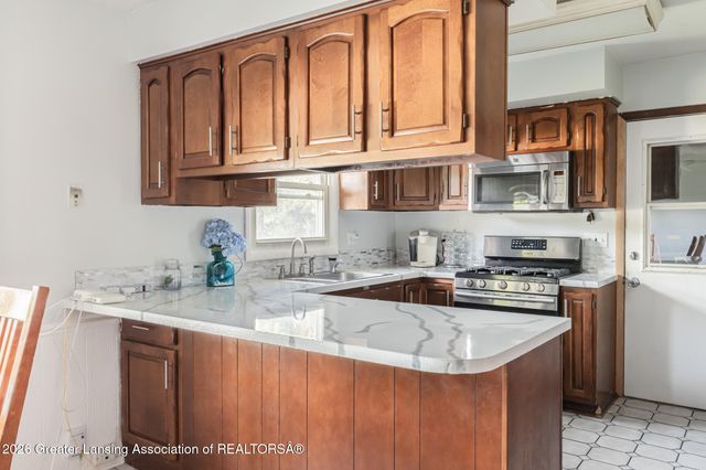 515 Chanticleer Trail, Lansing, MI 48917