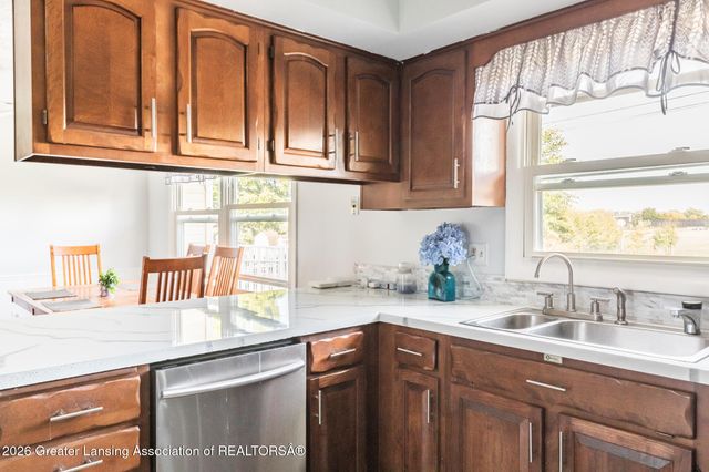 515 Chanticleer Trail, Lansing, MI 48917