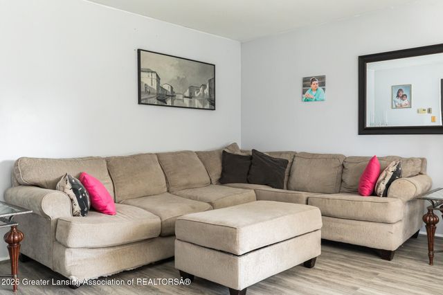 515 Chanticleer Trail, Lansing, MI 48917