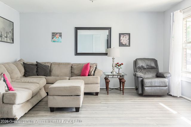 515 Chanticleer Trail, Lansing, MI 48917