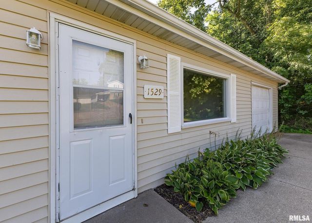 1529 N 8TH Street, Clinton, IA 52732