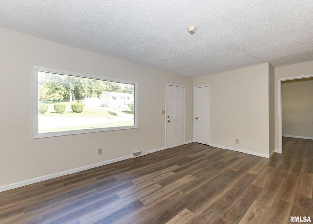 1529 N 8TH Street, Clinton, IA 52732