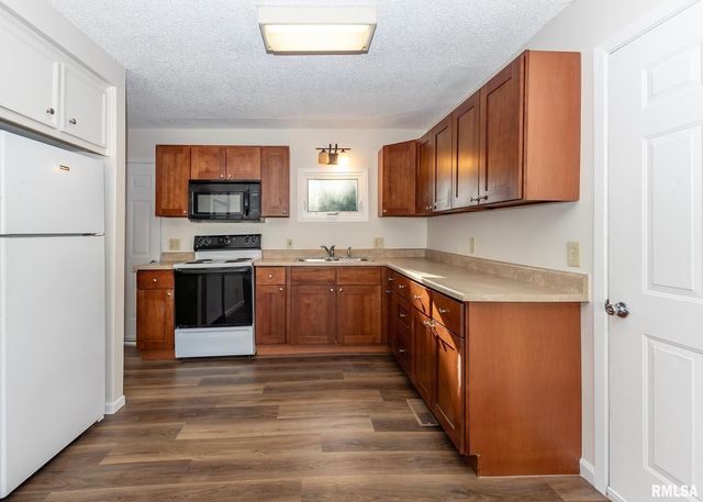 1529 N 8TH Street, Clinton, IA 52732