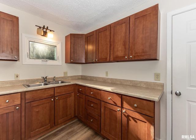 1529 N 8TH Street, Clinton, IA 52732