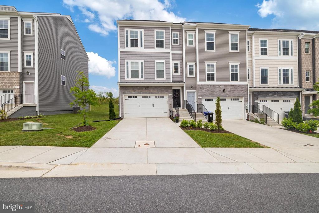 Image 3 of property listing at 1076 OVERLOOK WAY, Laurel, MD 20707