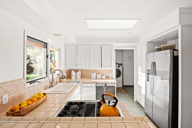 1948 Ravista Lane, La Canada Flintridge, CA 91011