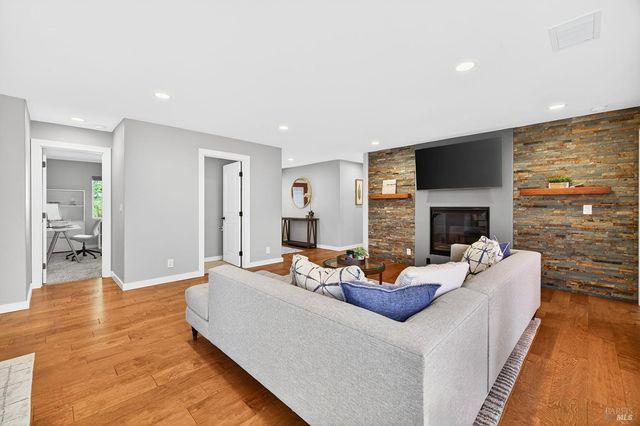 4720 Granada Dr, Santa Rosa, CA 95409