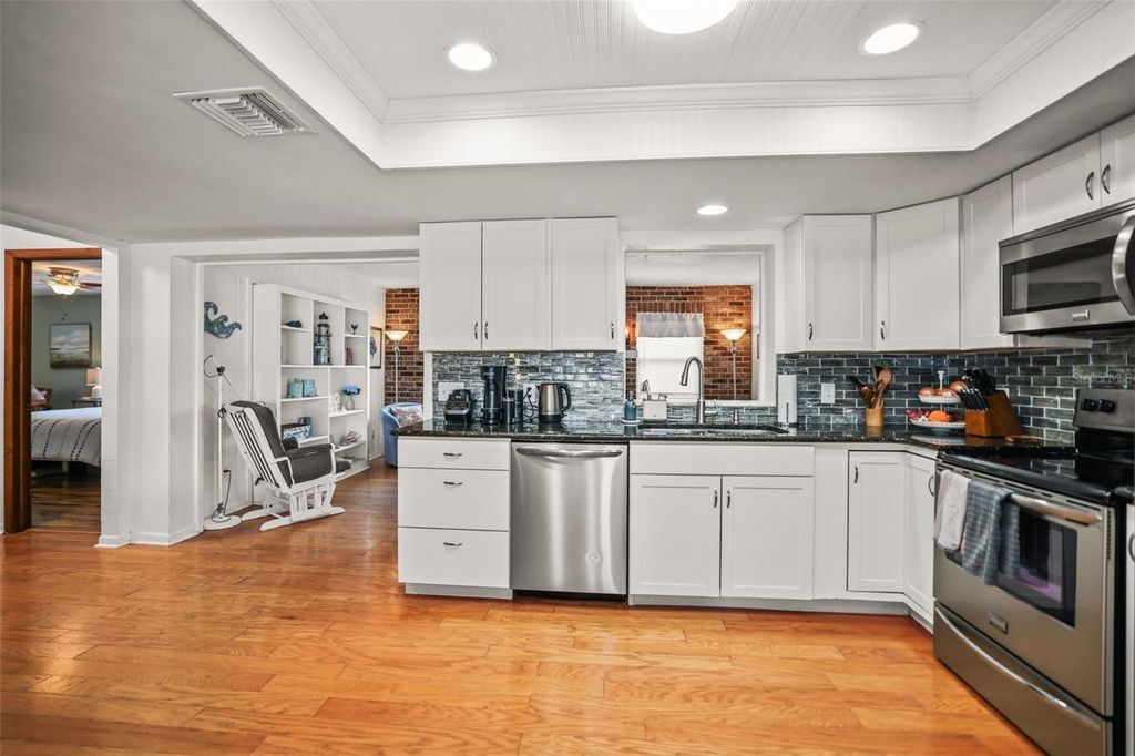 Image 2 of property listing at 985 GULF VIEW BOULEVARD, Dunedin, FL 34698