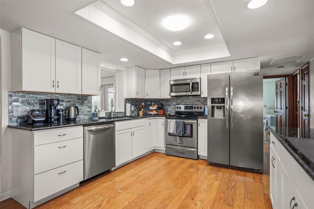 Image 11 of property listing at 985 GULF VIEW BOULEVARD, Dunedin, FL 34698