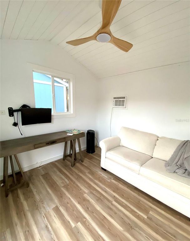 Image 19 of property listing at 985 GULF VIEW BOULEVARD, Dunedin, FL 34698