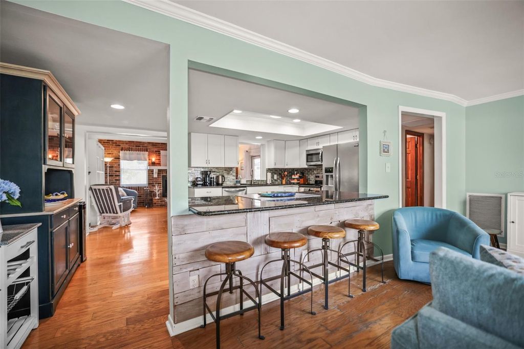 Image 10 of property listing at 985 GULF VIEW BOULEVARD, Dunedin, FL 34698