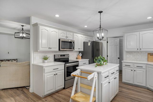 3225 S Creekside Drive S, Springfield, MO 65807