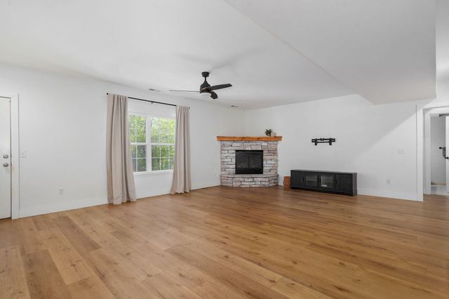 3225 S Creekside Drive S, Springfield, MO 65807