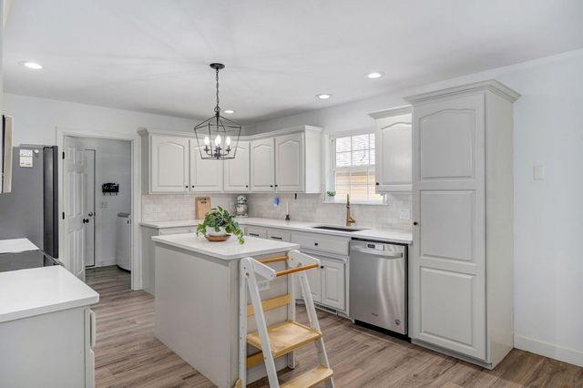 3225 S Creekside Drive S, Springfield, MO 65807
