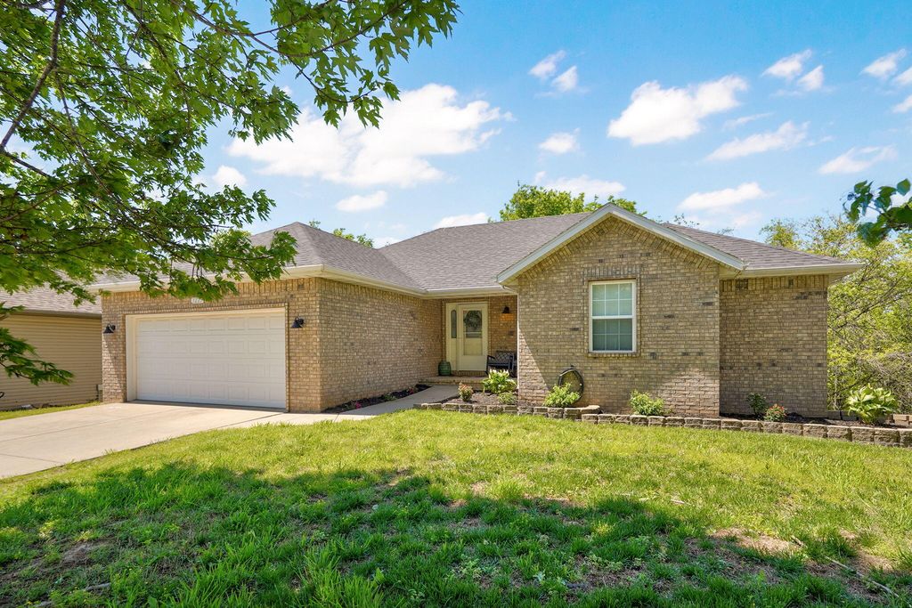 3225 S Creekside Drive S, Springfield, MO 65807