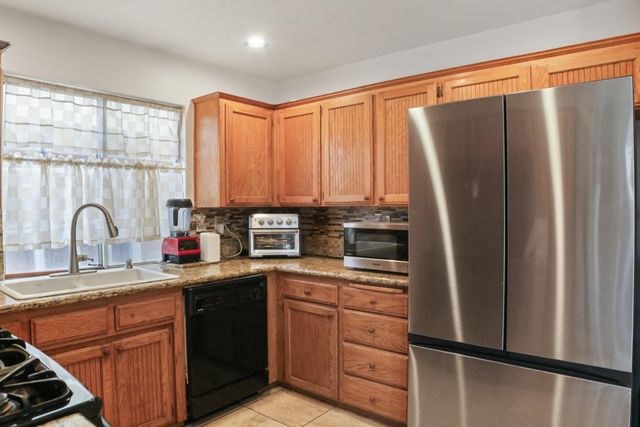 3243 N Dewey Avenue, Fresno, CA 93722