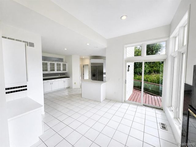 6446 Royal Pointe Drive, West Bloomfield, MI 48322