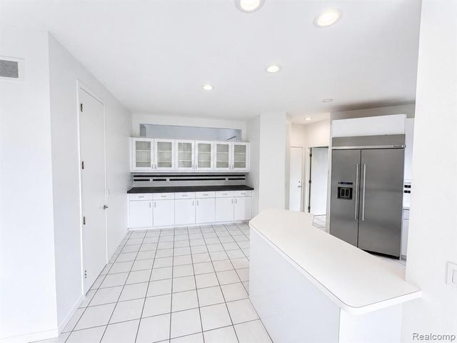 6446 Royal Pointe Drive, West Bloomfield, MI 48322