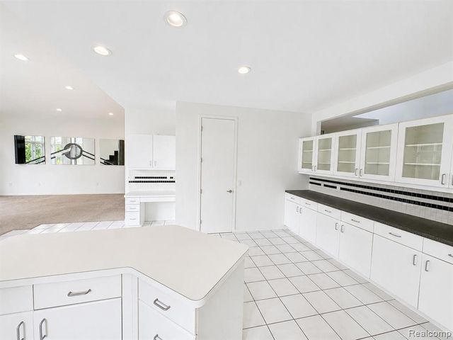 6446 Royal Pointe Drive, West Bloomfield, MI 48322