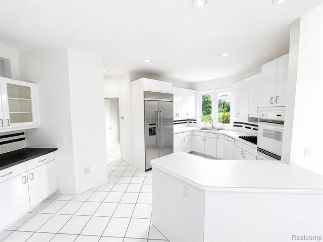6446 Royal Pointe Drive, West Bloomfield, MI 48322